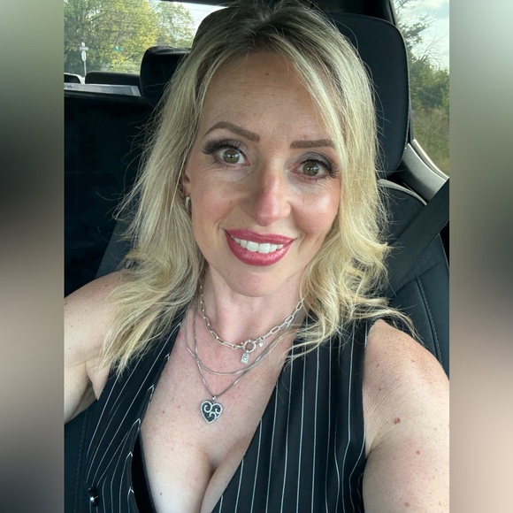 Meet your Posher, Jessica - Picture 1 of 1